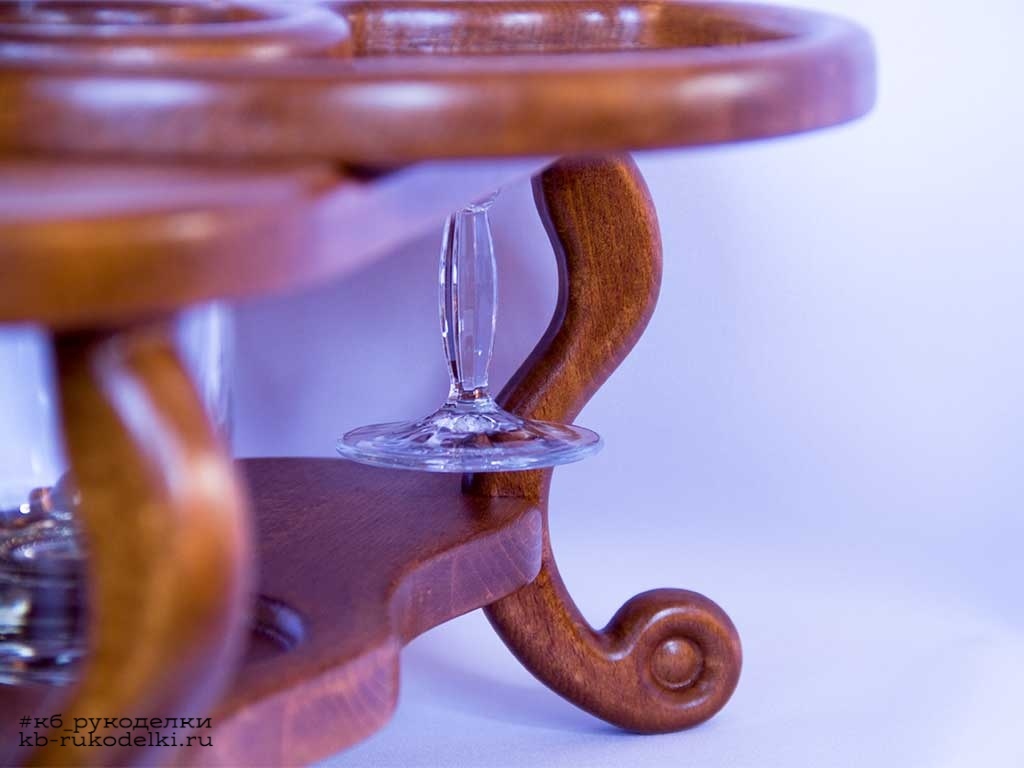 КБ Рукоделки: подарки и изделия из дерева на заказ Винный столик на два бокала и одну бутылку со съёмной тарелкой-подносом  