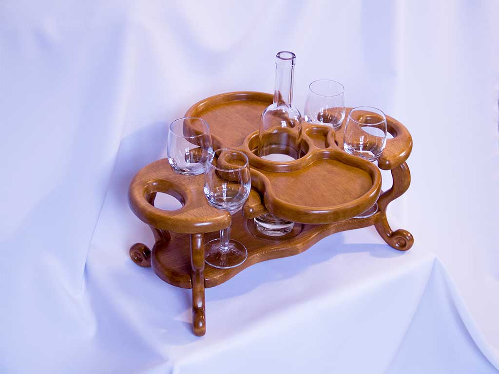 КБ Рукоделки: подарки и изделия из дерева на заказ Винный столик на четыре бокала и одну бутылку со съёмной тарелкой-подносом 