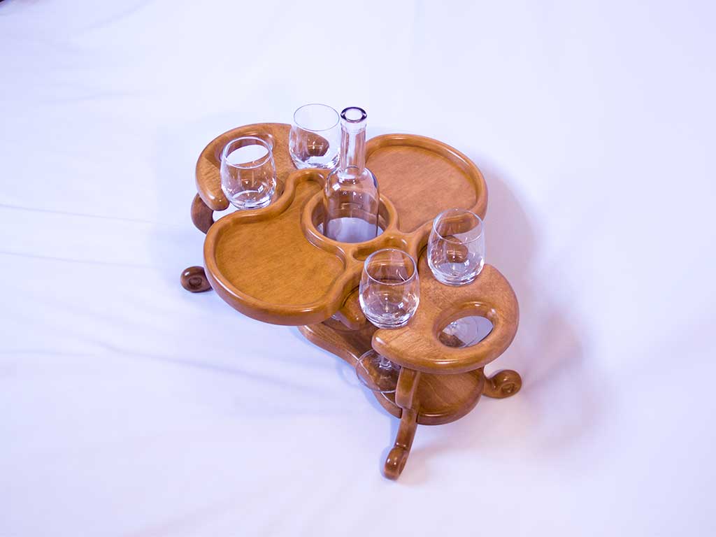 КБ Рукоделки: подарки и изделия из дерева на заказ Винный столик на четыре бокала и одну бутылку со съёмной тарелкой-подносом  