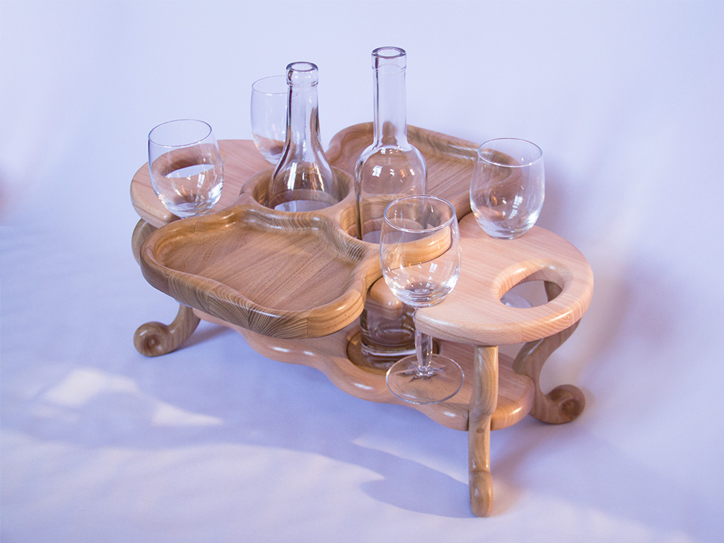 КБ Рукоделки: подарки и изделия из дерева на заказ Винный столик на четыре бокала и две бутылки со съёмной тарелкой-подносом 